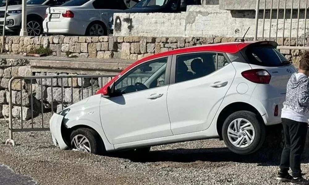 Ρόδος: Μπέρδεψε το γκάζι με το φρένο και βρέθηκε στην παραλία